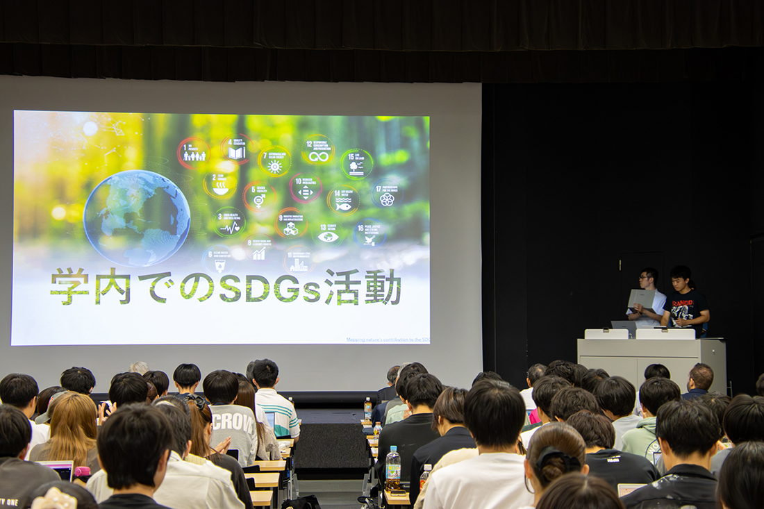 発表を聞く学生たちが教室に集まっている様子