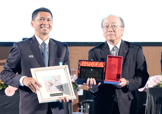 スラバヤ工科大学創立65周年記念式典