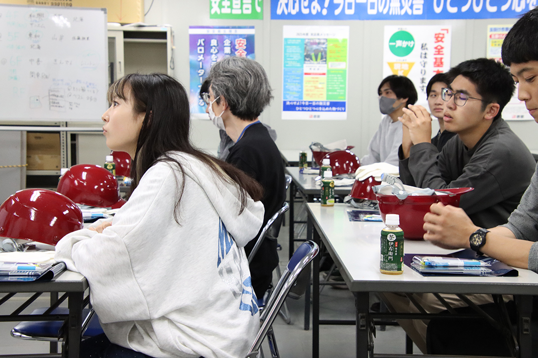 現場事務所で講習を受ける学生たち