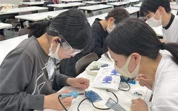 【大特価！】今なら全品1400円です！芝浦工業大学 数理科学科 教材 25b402 マンツーマンの電子工作教室～ライントレースカーを作って遊ぼ