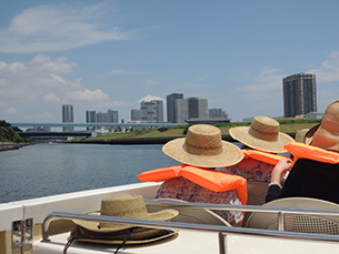 豊洲運河でカフェ&クルーズを行う02