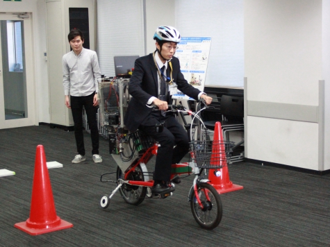 ジャイロ制御による低速時の自転車転倒防止システムを開発 芝浦工業大学 ジャイロ制御による低速時の自転車転倒防止システムを開発 芝浦工業大学